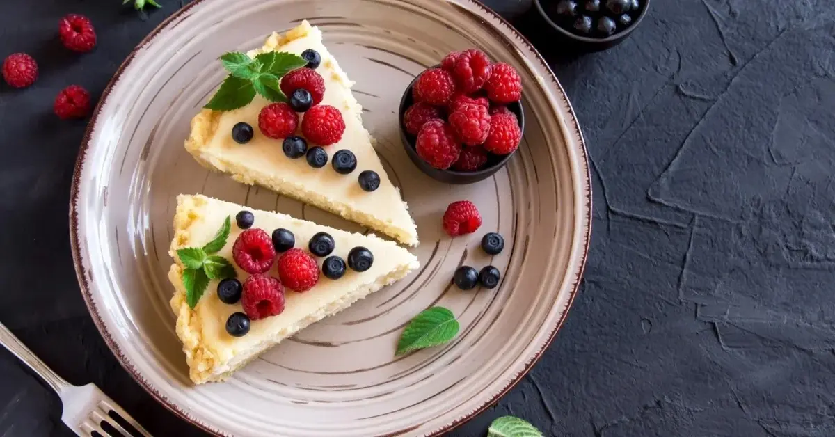 Sernik na zimno z mascarpone na herbatnikach z owocami na talerzyku