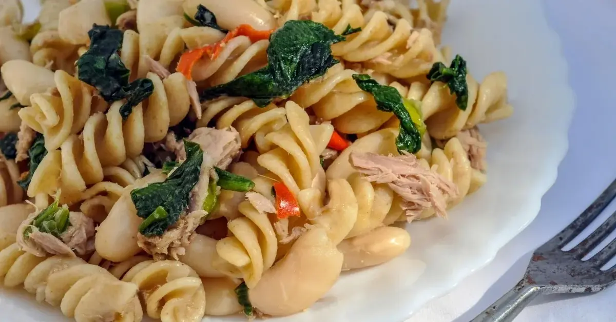 Makaron z tuńczykiem i szpinakiem