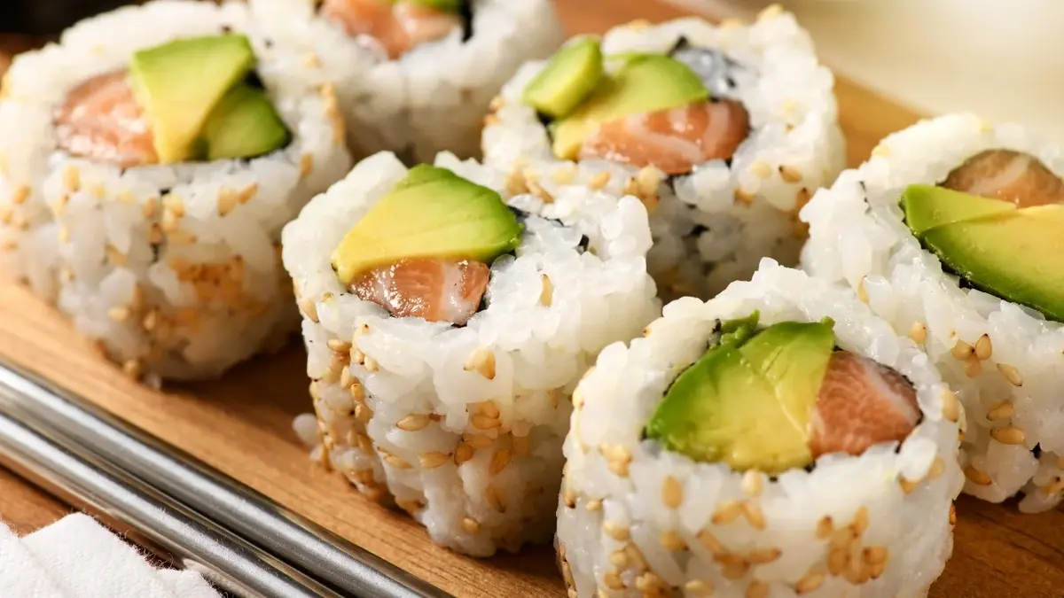 Rolki sushi na półmisku 