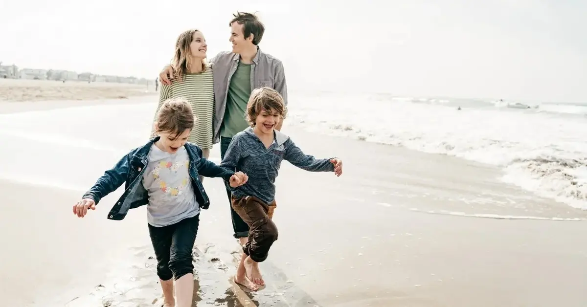 Rodzina spacerująca brzegiem morza 