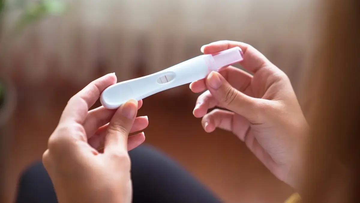 test ciążowy trzymany w dłoniach 