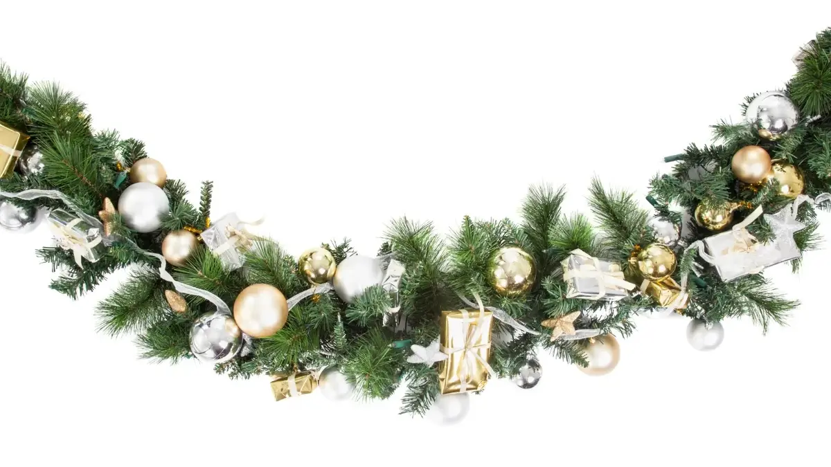 Dekoracje świąteczne - zielona girlanda z gałązek na białym tle 