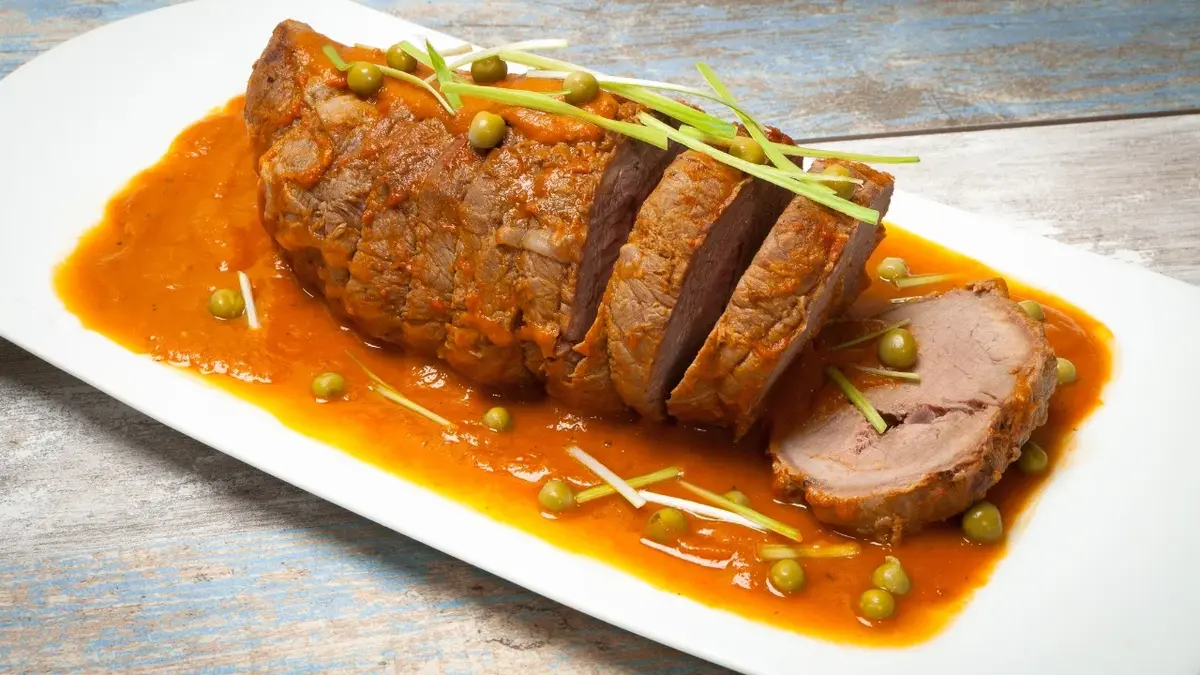 Sos mięsny na częściowo pokrojonym na plasterki kawałku mięsa 