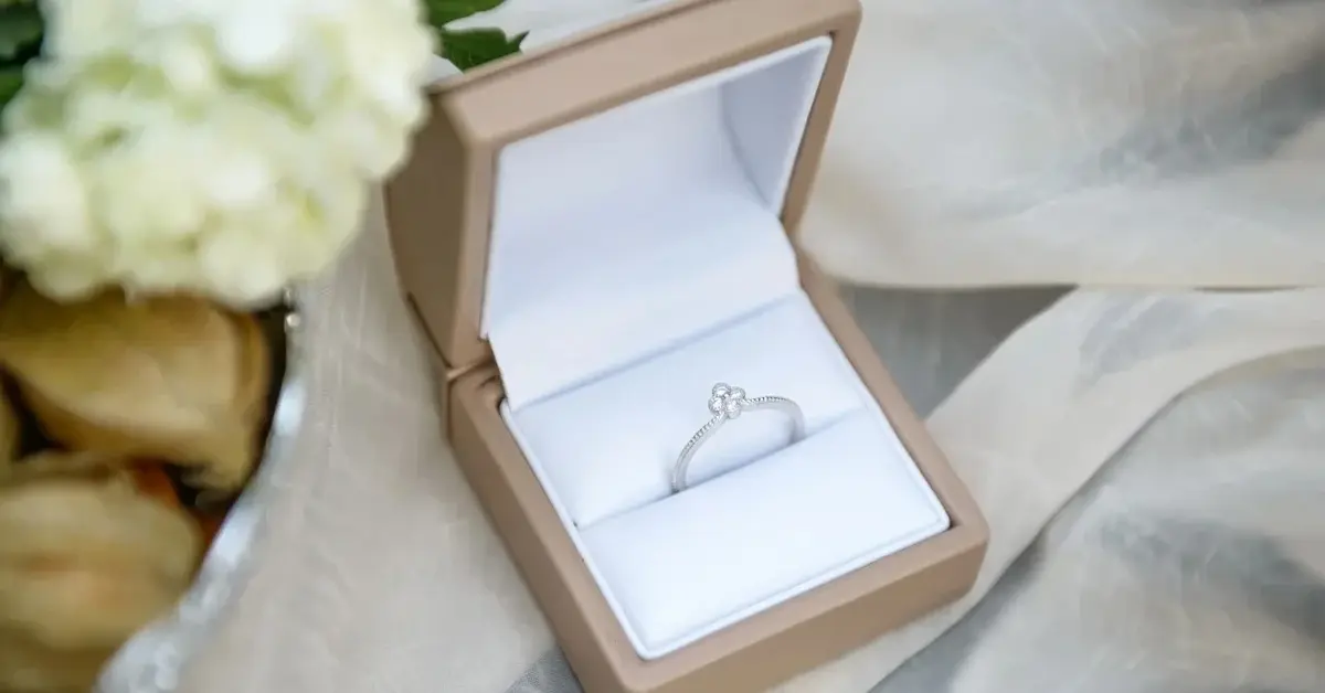 pierścionek zaręczynowy w ozdobnym pudełeczku 