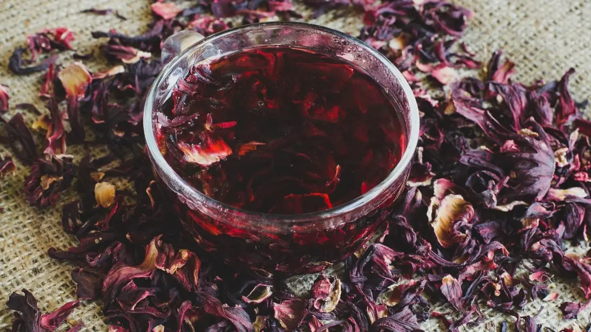 herbata z hibiskusa w szklanej miseczce