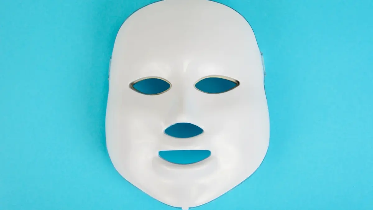 Maska LED na niebieskim tle 