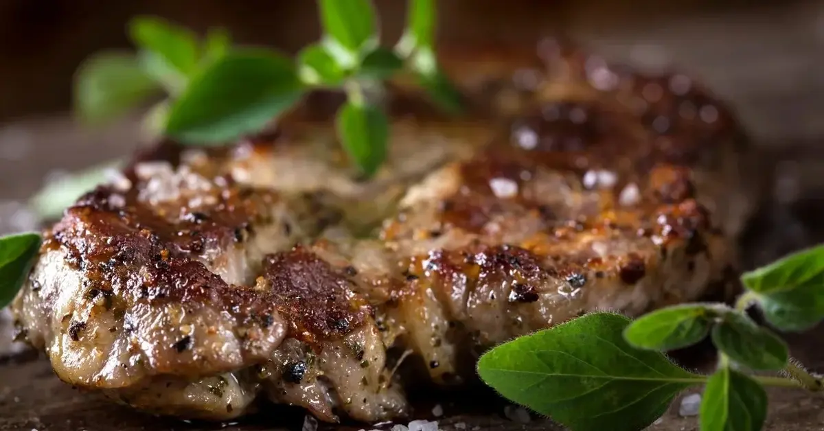 Karkówka z grilla upieczona na drewnianej desce