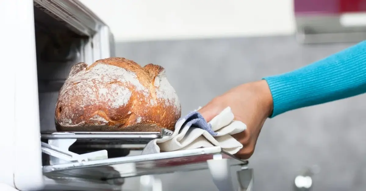 Upieczony chleb wyjmowany z piekarnika
