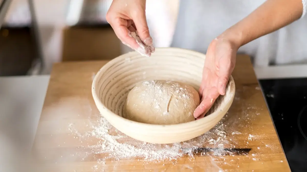 Ciasto na chleb ułożone w naczyniu do wypiekania