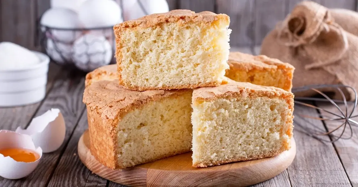 Babka drożdżowa z wykrojonymi kawałkami leżącymi na sobie.