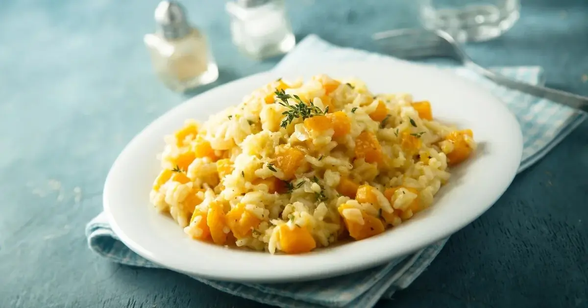 Risotto z dynią na białym głębokim talerzu