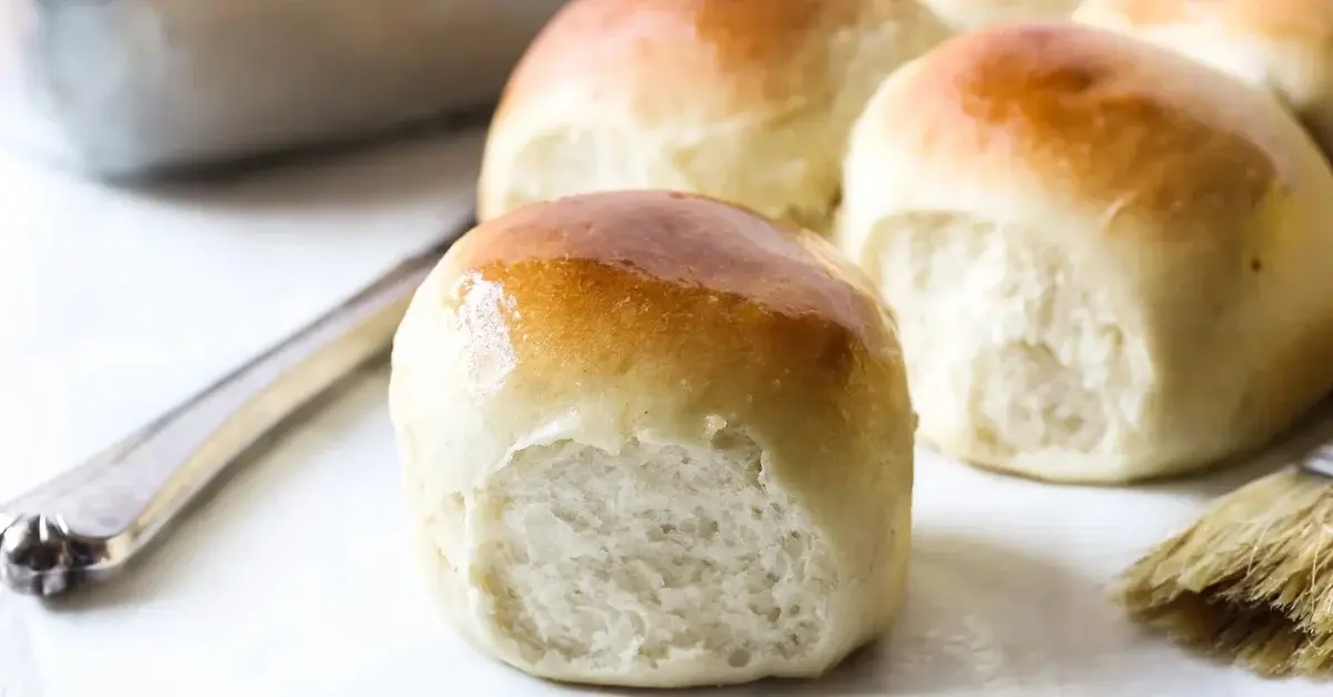 Bułki drożdżowe na białym blacie