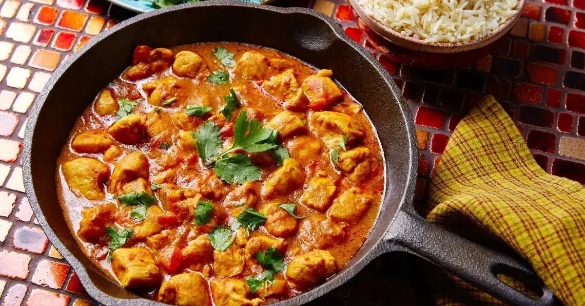 Kurczak w sosie pomidorowym na czanrej żeliwnej patelni