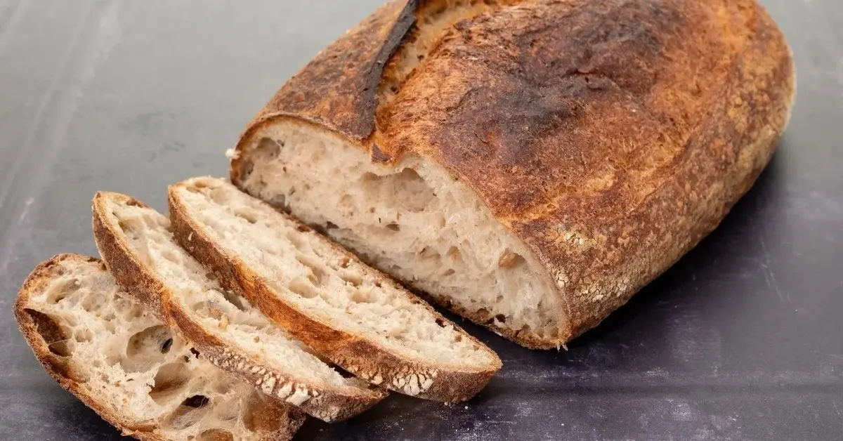 Bochenek chleba na drożdżach  i trzy ukrojone kromki