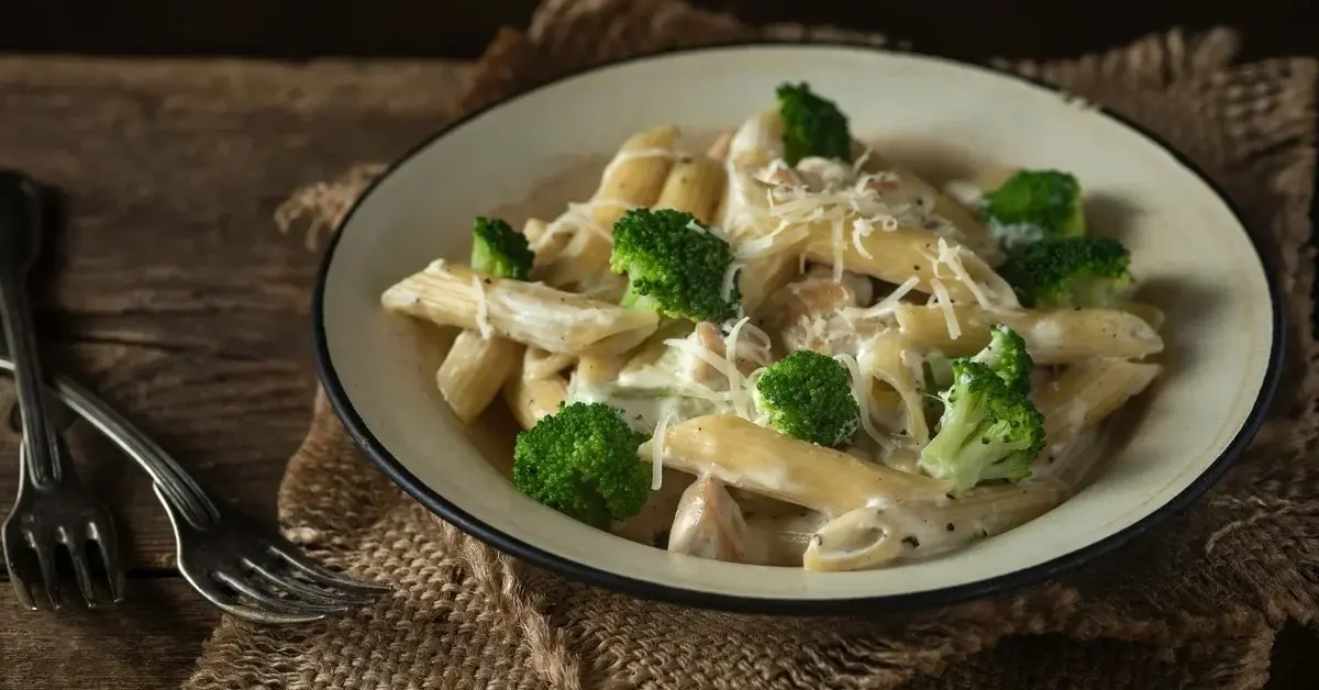 Makaron z brokułami w sosie śmietanowym na talerzu