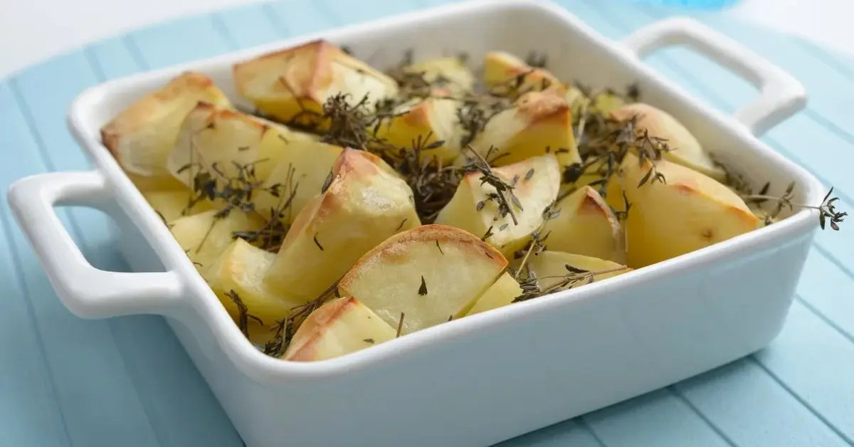 Ziemniaki pieczone w w naczyniu do zapiekania