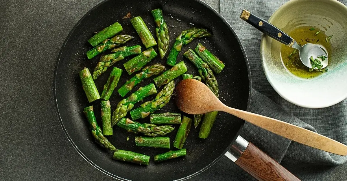 Szparagi na patelni