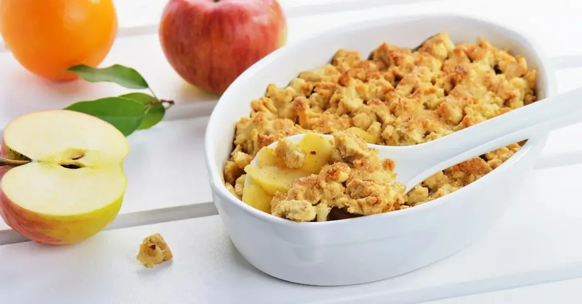 Kruszonka z owocami w formie do pieczenia