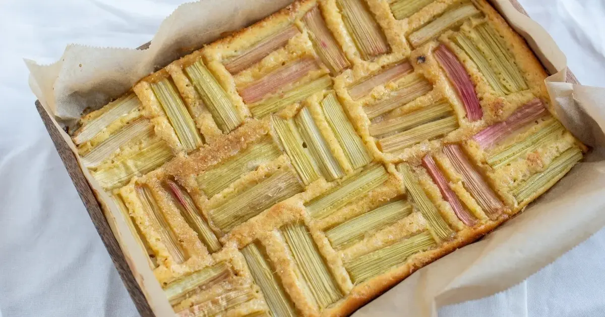 Kruche ciasto z rabarbarem w kwadratowej formie do pieczenia