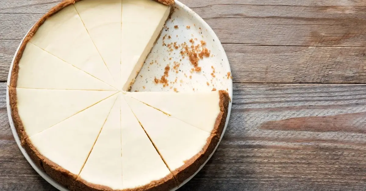 Sernik z kaszy jaglanej na drewnianym blacie