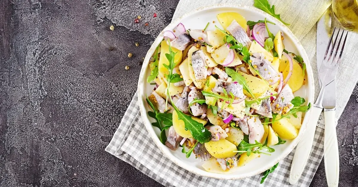 Sałatka z młodych ziemniaków w białej miseczce