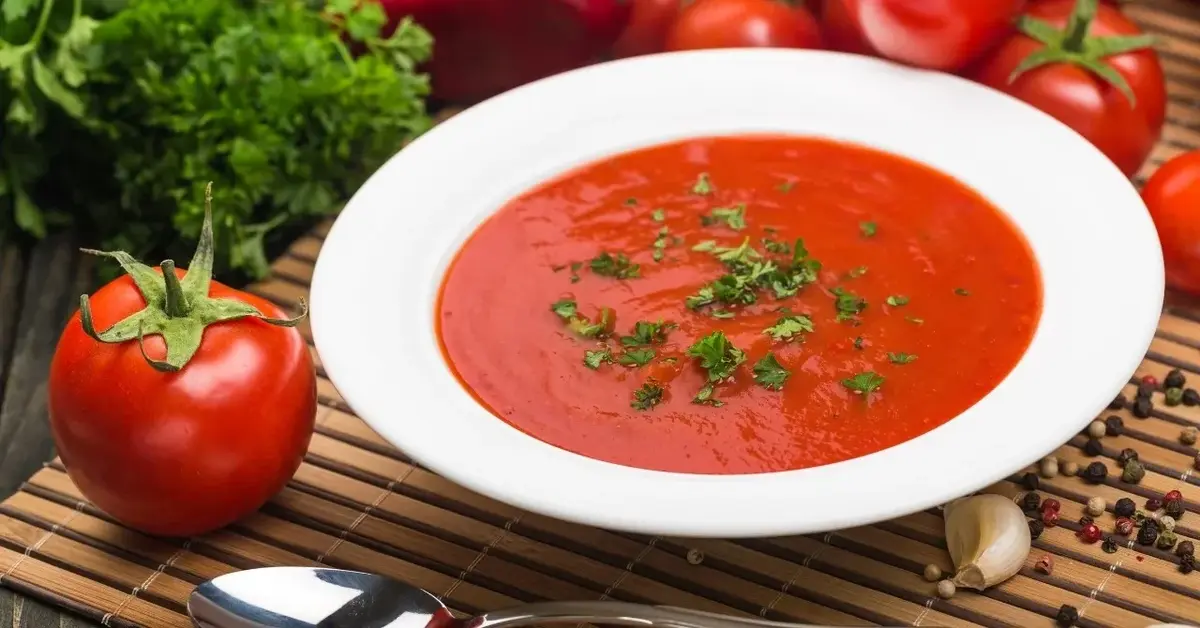 Zupa pomidorowa w białym głębokim talerzu 