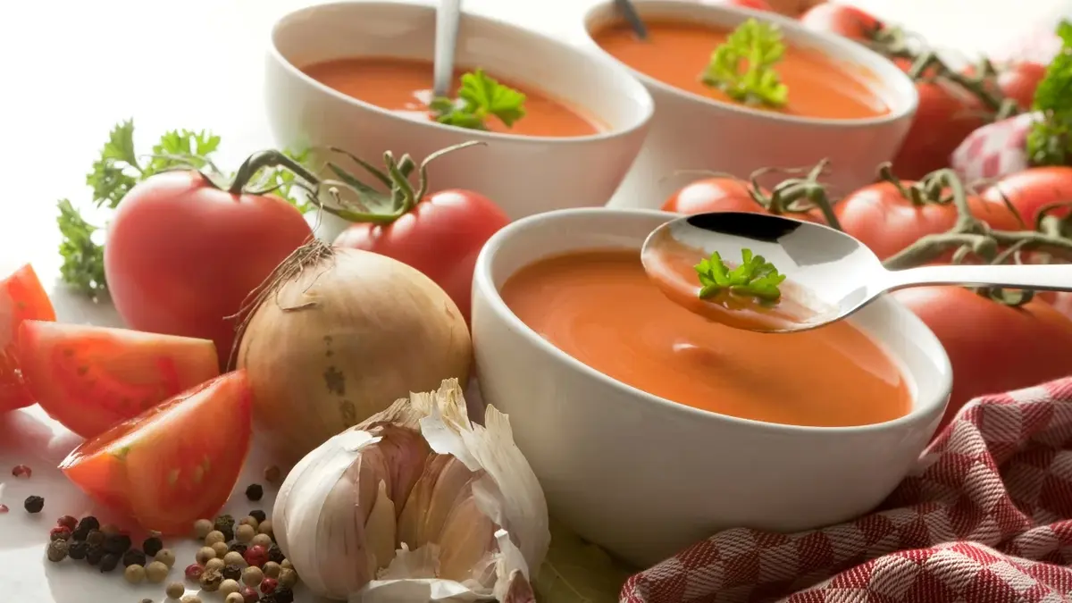 Zupa pomidorowa w białych głębokich miseczkach