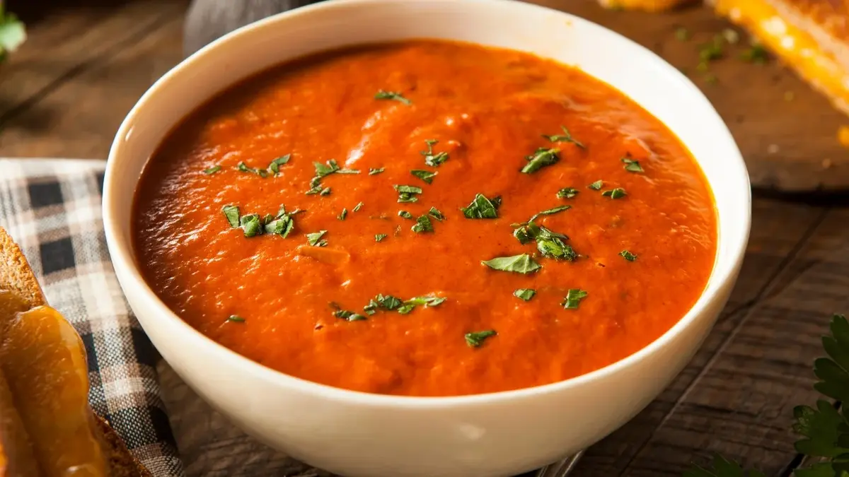 Zupa pomidorowa w białej głębokiej miseczce