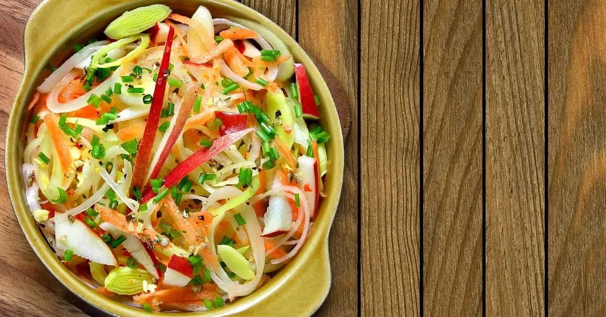 Sałątka z pora i papryki w głębokiej misce widziana z góry