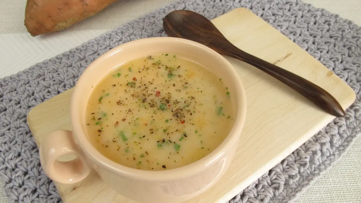 Zupa ziemniaczana w białej miseczce