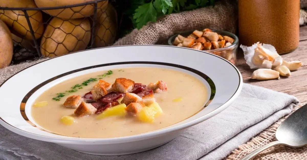Zupa ziemniaczana w białym talerzu