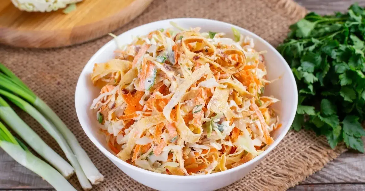 Surówka z selera i marchewki w szarej miseczce