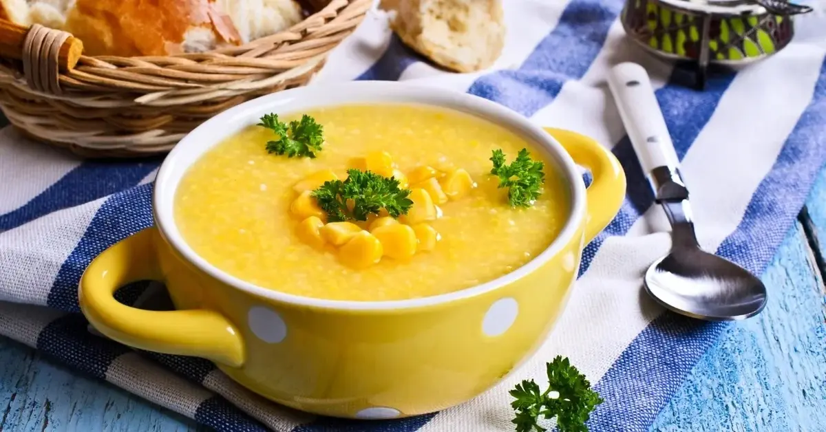 Zupa z kukurydzy w małej żółtej miseczce w białe groszki