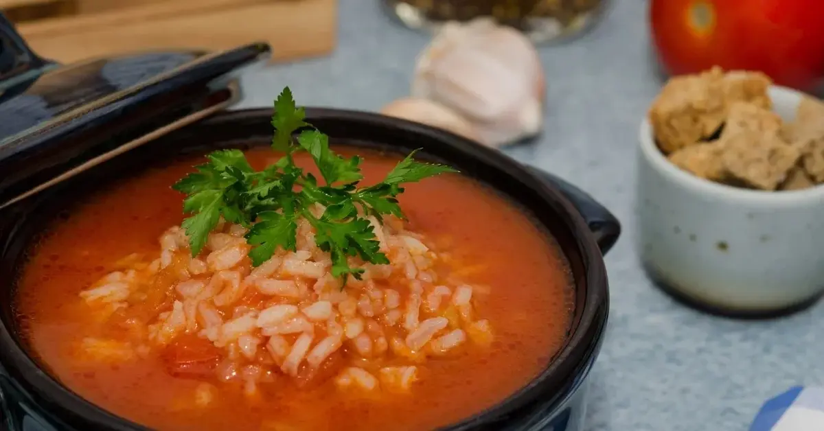Zupa pomidorowa z ryżem w czarnym garnku