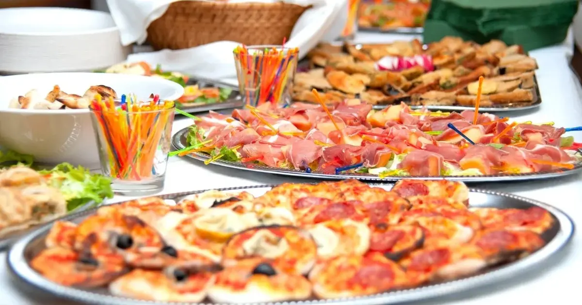 Paluszki z ciasta do pizzy na stole z przekąskami na imprezę