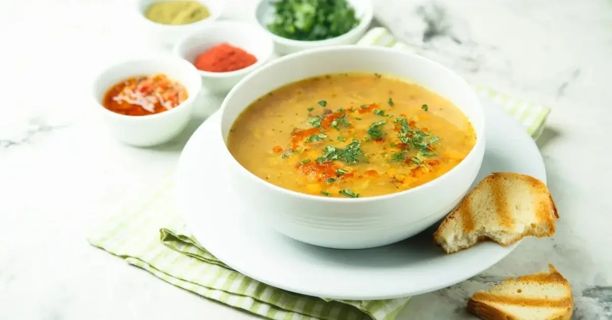 Grochówka wojskowa w białej miseczce