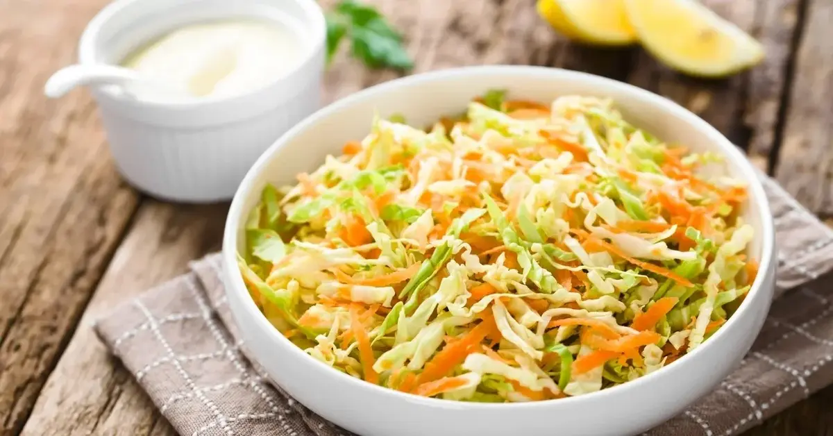 Surówka jak u Chińczyka z kapusty i marchewki w białej miseczce