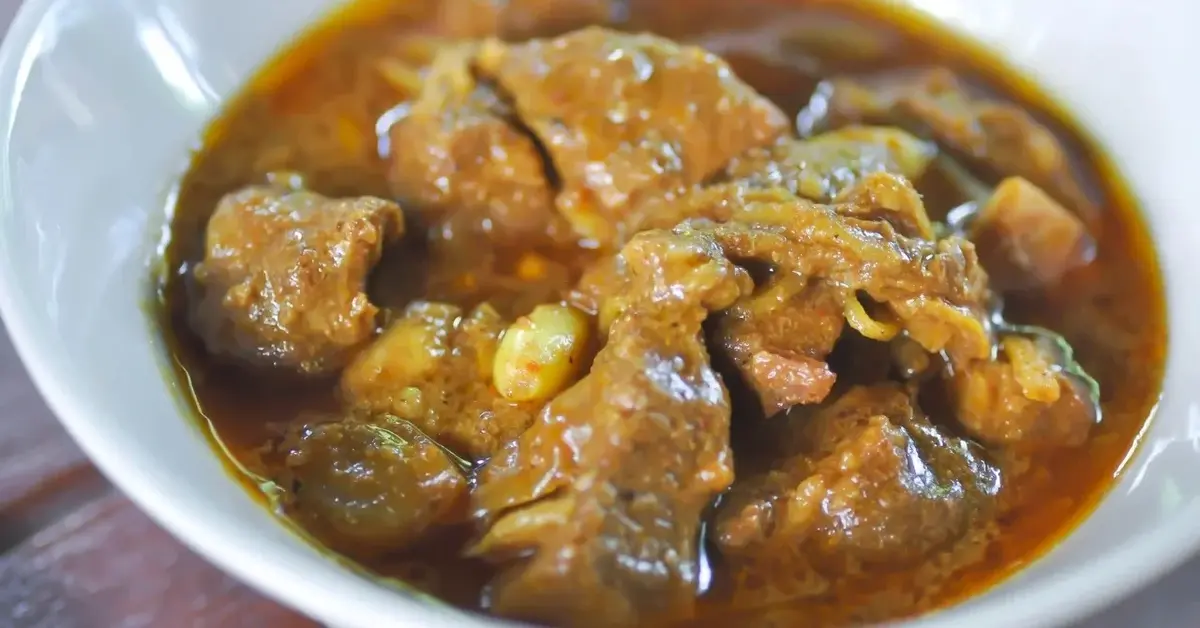 Karkówka duszona z cebulą w sosie własnym w białym głębokim talerzu