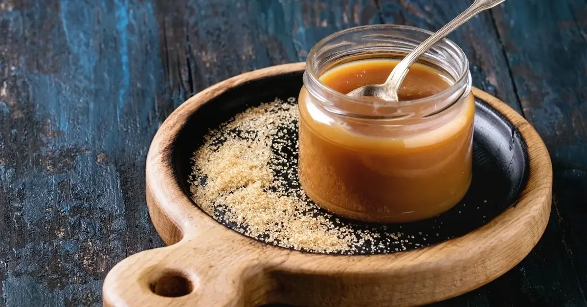 Karmel w słoiczku na podkładce drewnianej