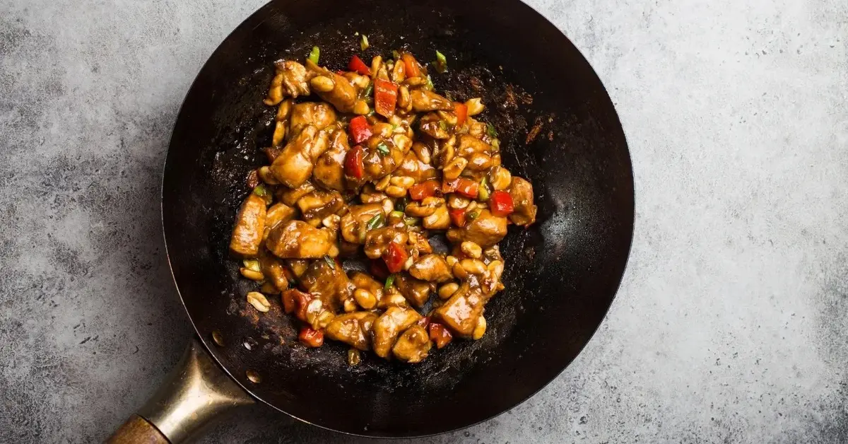 Obiad z piersi z kurczaka na czarnej głębokiej patelni