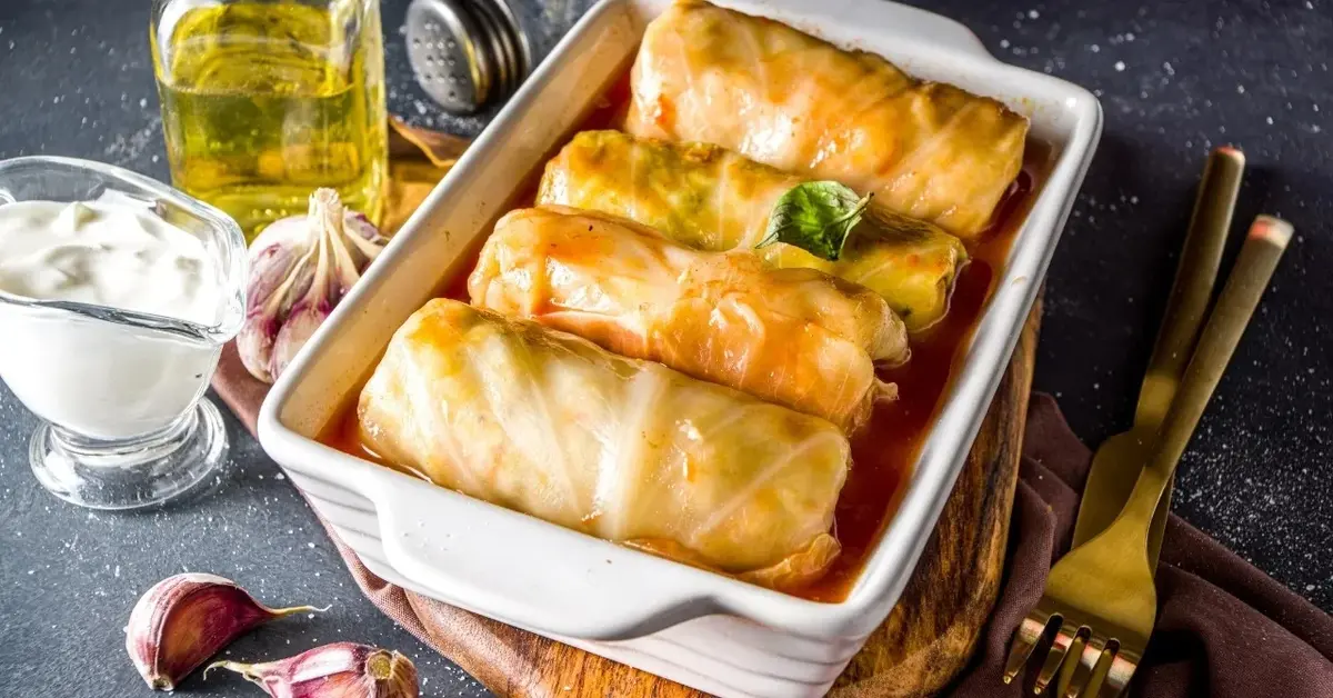 Gołąbki z kaszą gryczaną w naczyniu do zapiekania