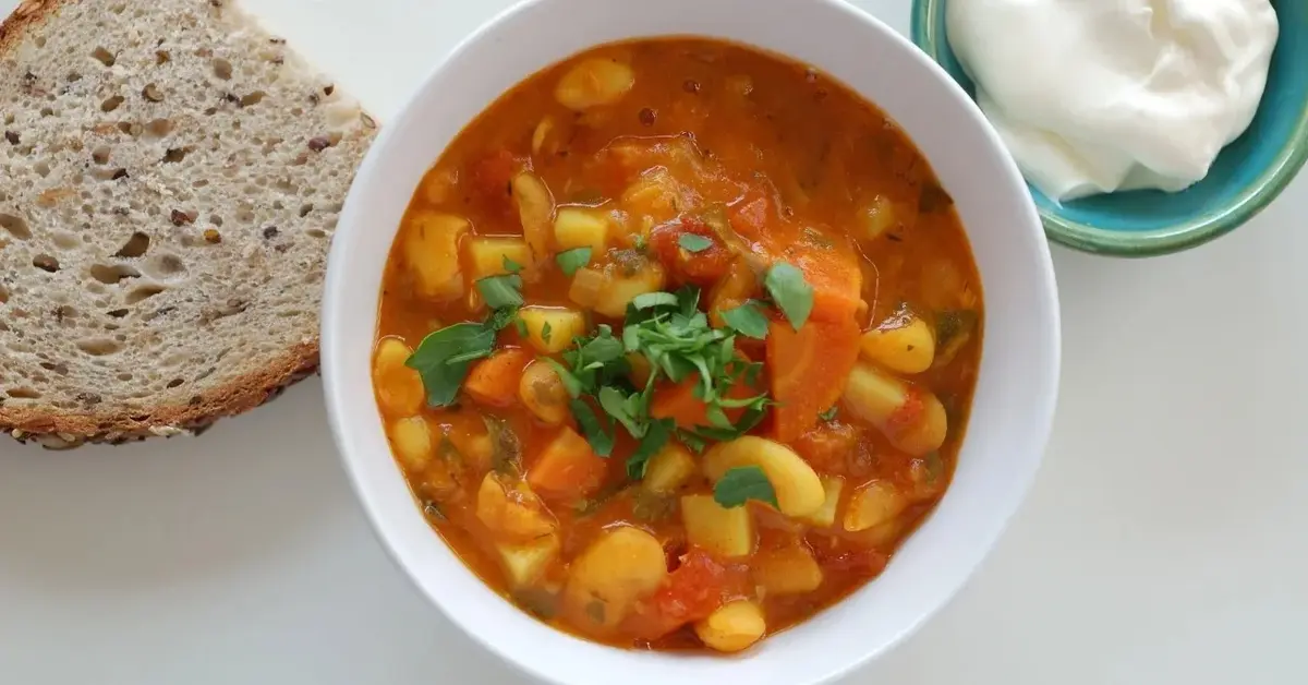 Zupa fasolowa z puszki w białej miseczce