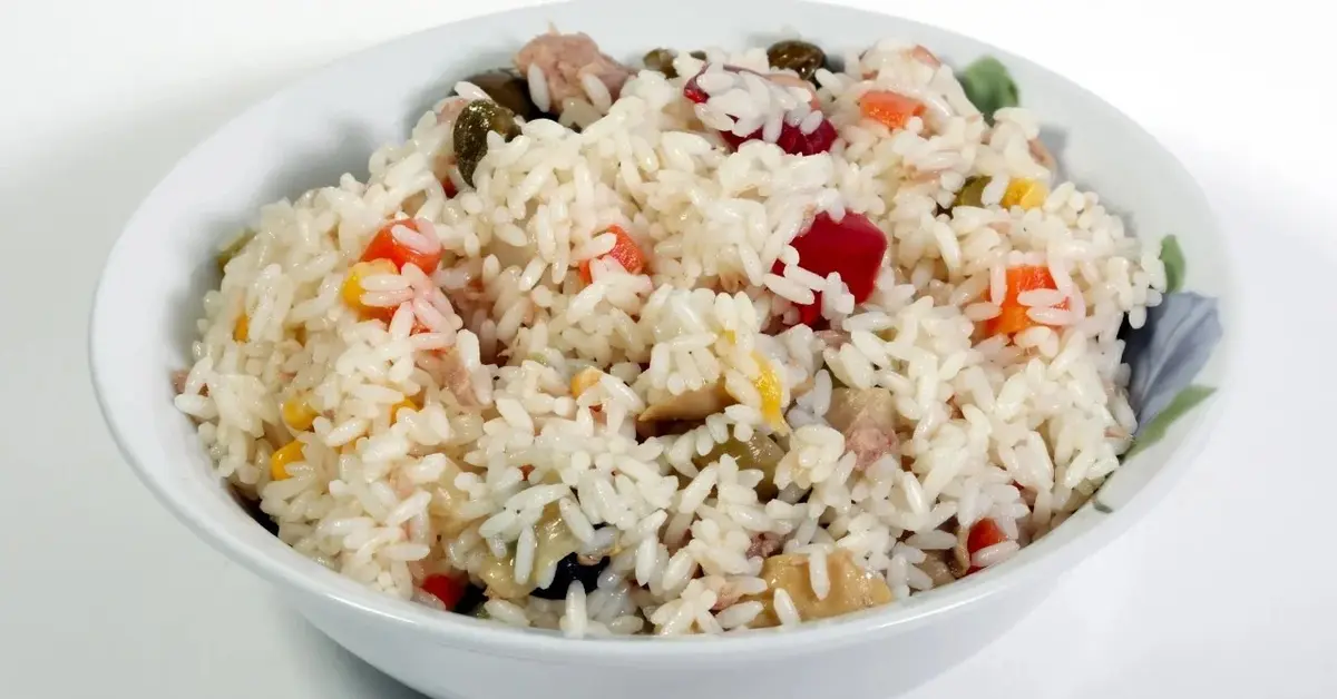 Sałatka z ryżem i kurczakiem w miseczce