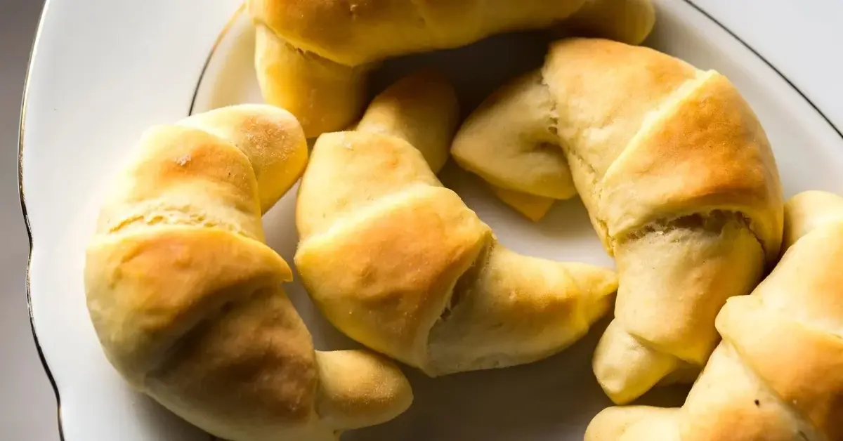 Rogaliki drożdżowe na białym talerzu