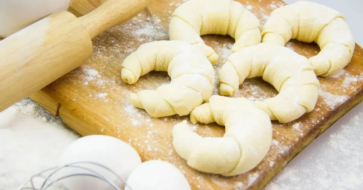 Główne zdjęcie - Ekspresowe rogaliki drożdżowe z ulubioną konfiturą babci. Oto receptura