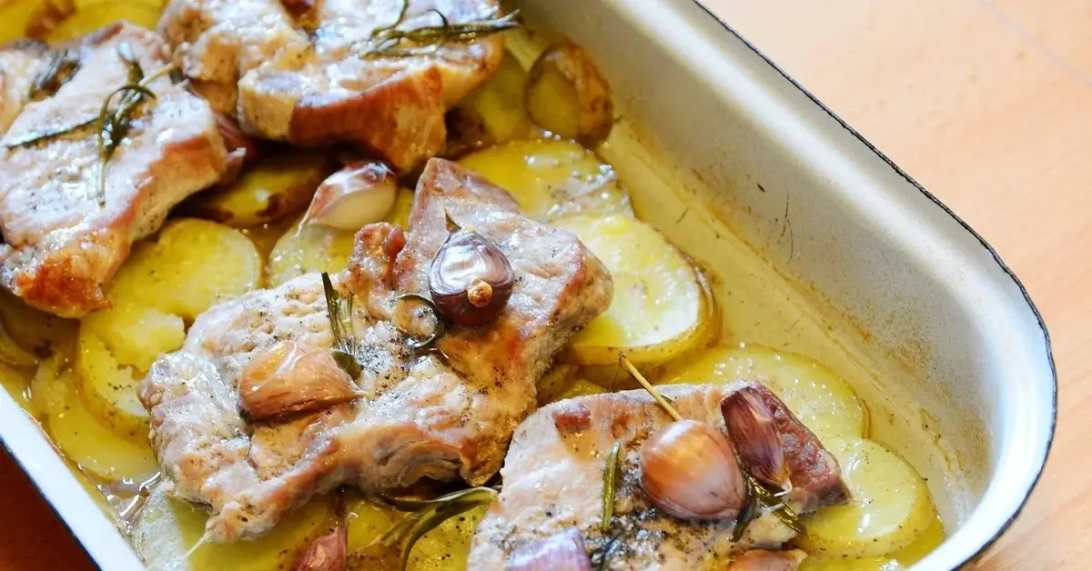 Karkówka z patelni na ziemniaczkach w naczyniu do zapiekania