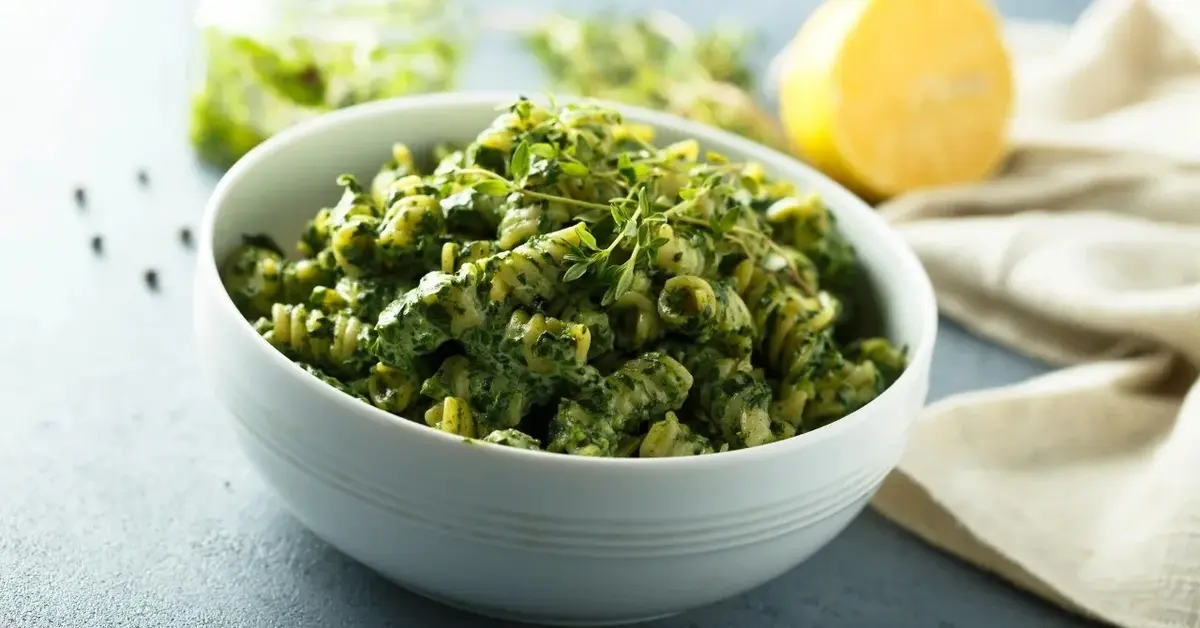 Makaron ze szpinakiem w białej miseczce