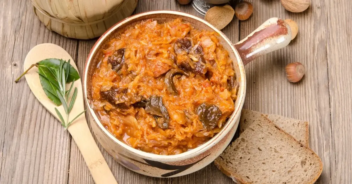 Bigos z kiszonej kapusty w białej miseczce