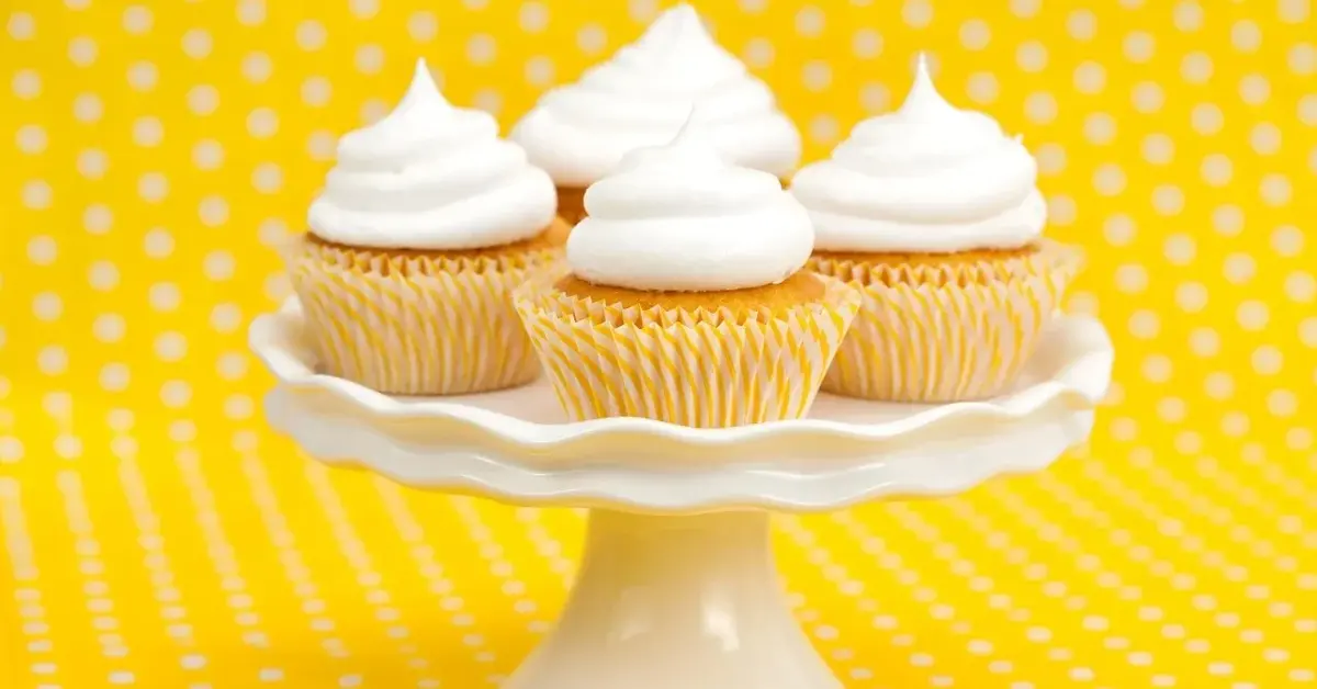 Babeczki z bitą śmietaną na paterze