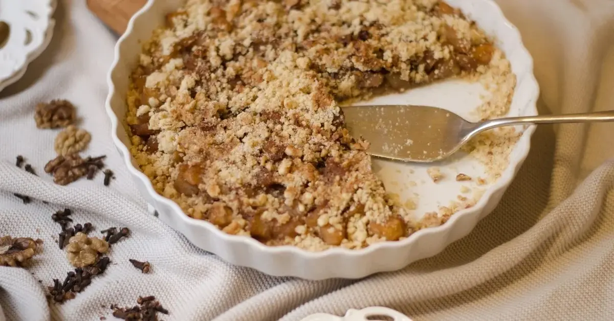 Jabłecznik z kruszonką w naczyniu do zapiekania